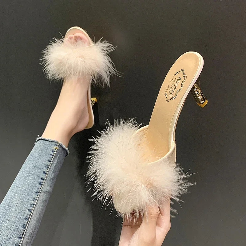 Mules à talons femme – sandales d’été chic avec plumes, bout carré, style élégant pour bureau & sorties, disponible jusqu’à la taille 43