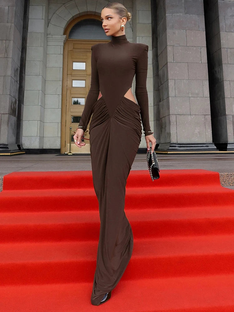 Robe longue moulante femme – col montant, épaules structurées, détails froncés et coupe ajustée élégante pour soirée ou événement chic
