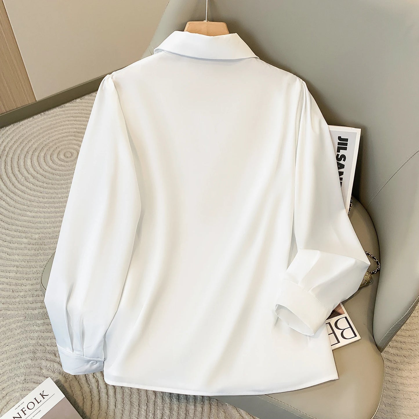 Chemise femme grande taille – blouse blanche élégante col V, tenue professionnelle chic pour bureau & sorties