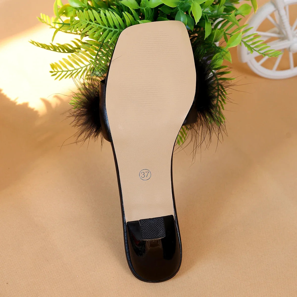Sandales à talons hauts femme – talons noirs élégants avec plumes douces, chaussures chic et féminines pour soirée & sorties