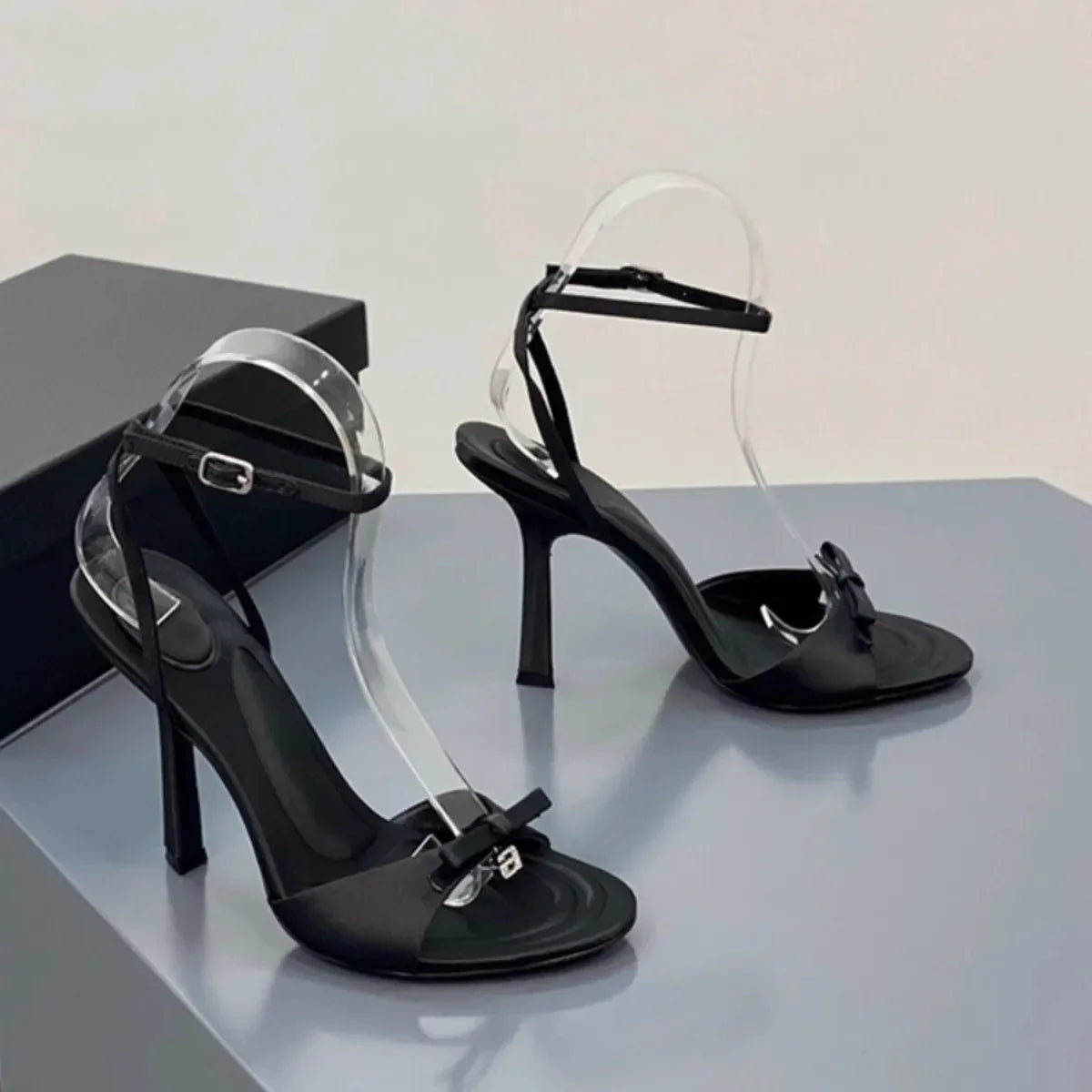 Sandales à talons femme – satin élégant, nœud papillon chic, strass diamantés, talon fin sexy, bout ouvert & semelle confortable