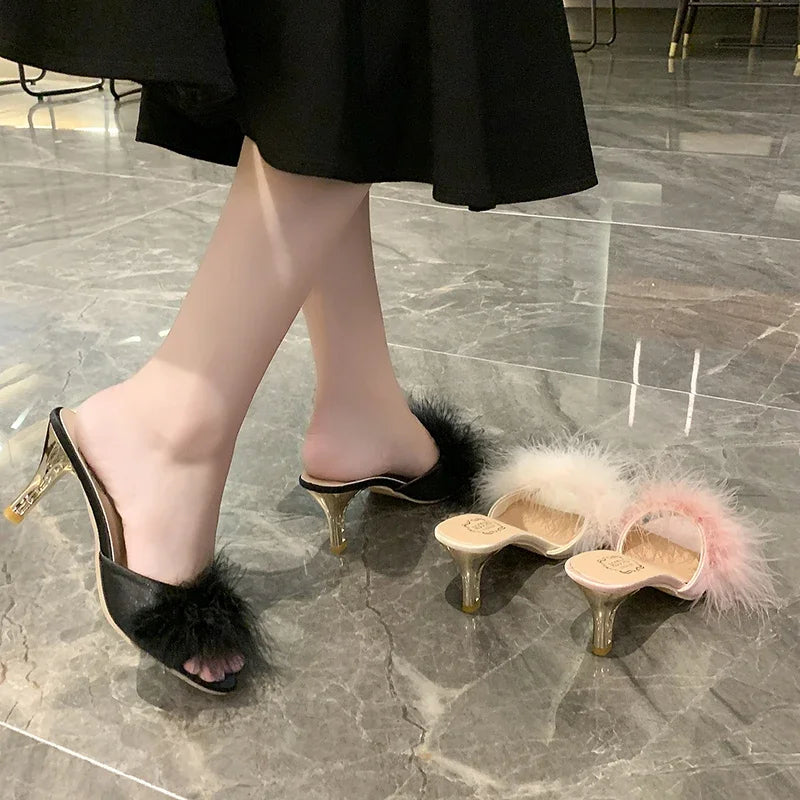 Mules à talons femme – sandales d’été chic avec plumes, bout carré, style élégant pour bureau & sorties, disponible jusqu’à la taille 43