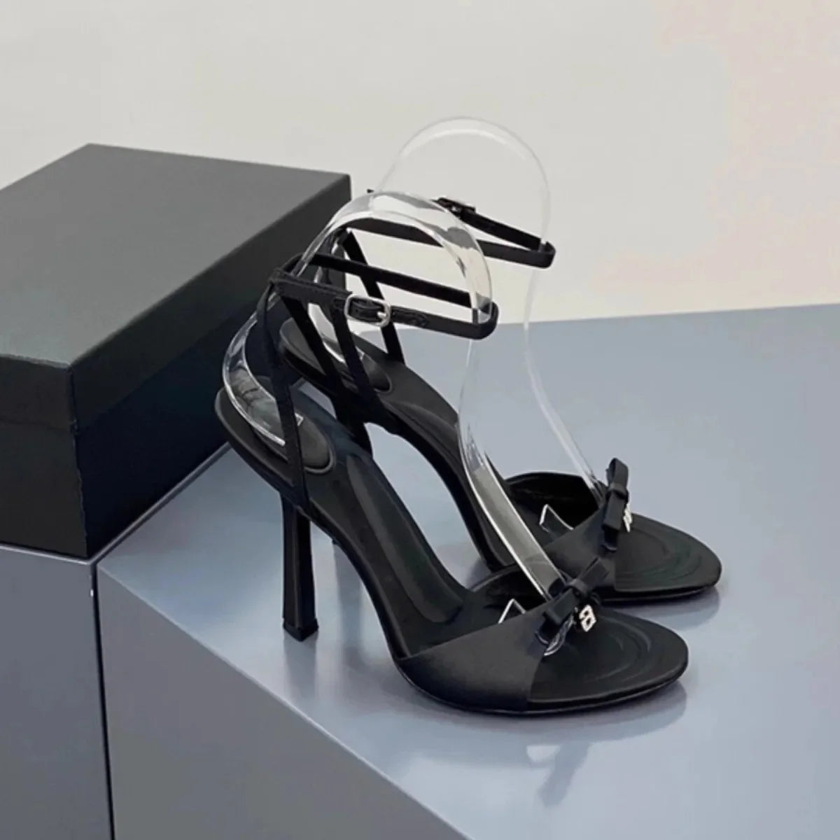 Sandales à talons femme – satin élégant, nœud papillon chic, strass diamantés, talon fin sexy, bout ouvert & semelle confortable