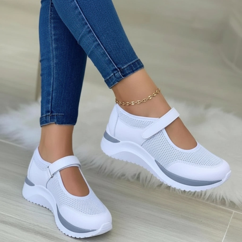 Vue de face des baskets femme à semelle épaisse, design tricoté moderne et confortable.