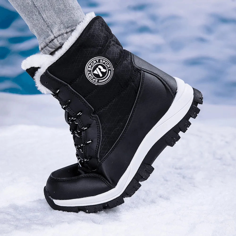 Vue de face des bottes d’hiver femme montantes, plateforme chaude et design robuste.