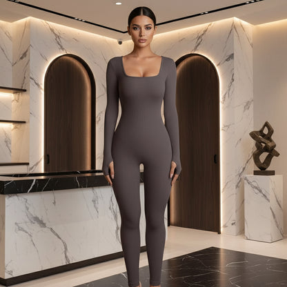 Vue de face de la combinaison de yoga femme, matière extensible et maintien optimal pour le sport.
