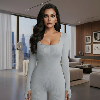 Vue de face de la combinaison de yoga femme, matière extensible et maintien optimal pour le sport.gris