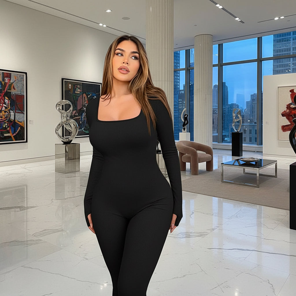 Vue de face de la combinaison de yoga femme, matière extensible et maintien optimal pour le sport.noir
