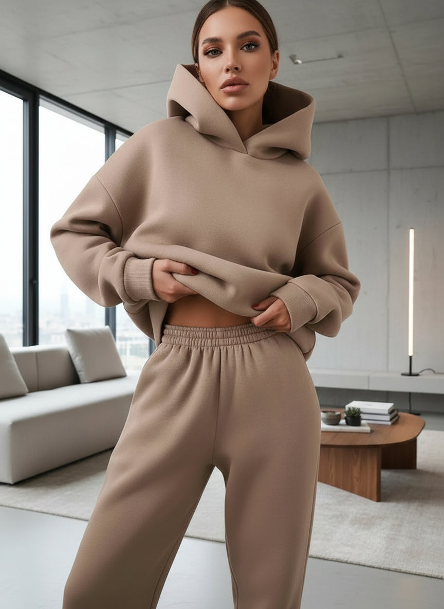 Ensemble de survêtement deux pièces pour femme, style sportif chic offrant un confort absolu au quotidien.Marron