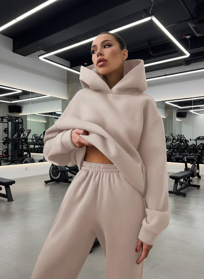 Ensemble de survêtement deux pièces pour femme, style sportif chic offrant un confort absolu au quotidien.beige