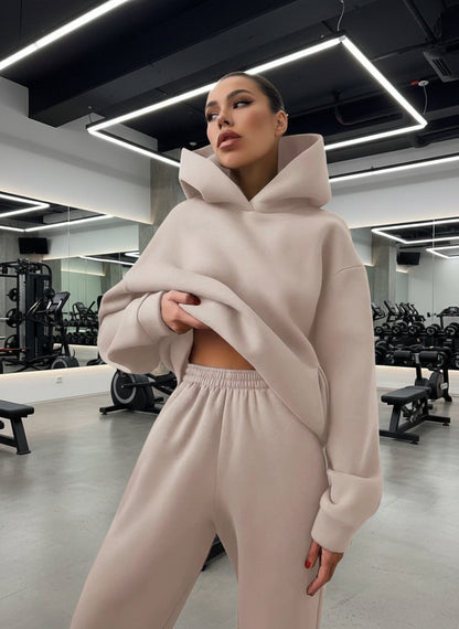Ensemble de survêtement deux pièces pour femme, style sportif chic offrant un confort absolu au quotidien.beige