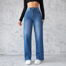 Jean droit femme denim foncé porté, coupe loose moderne avec taille haute boutonnée.bleu