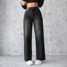 Jean droit femme denim foncé porté, coupe loose moderne avec taille haute boutonnée.noir