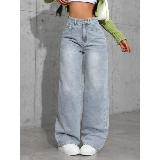 Jean droit femme taille haute en denim loose casual, coupe droite ample, pantalon long tendance pour un style mode estivale.