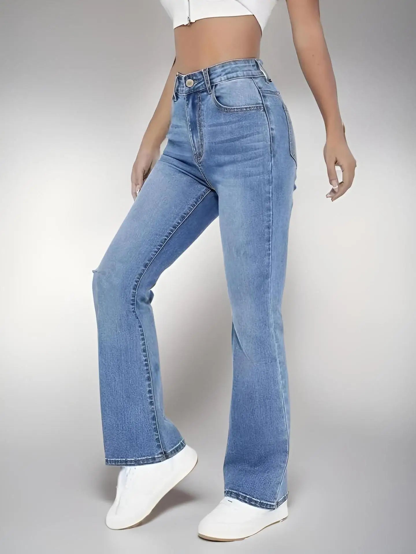 Zoom sur le denim délavé du jean slim femme, look tendance européen et américain.