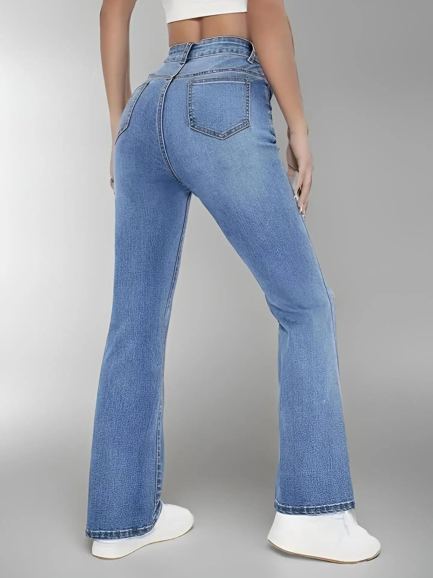 Vue de dos du jean slim femme taille haute, coupe ajustée casual style européen.