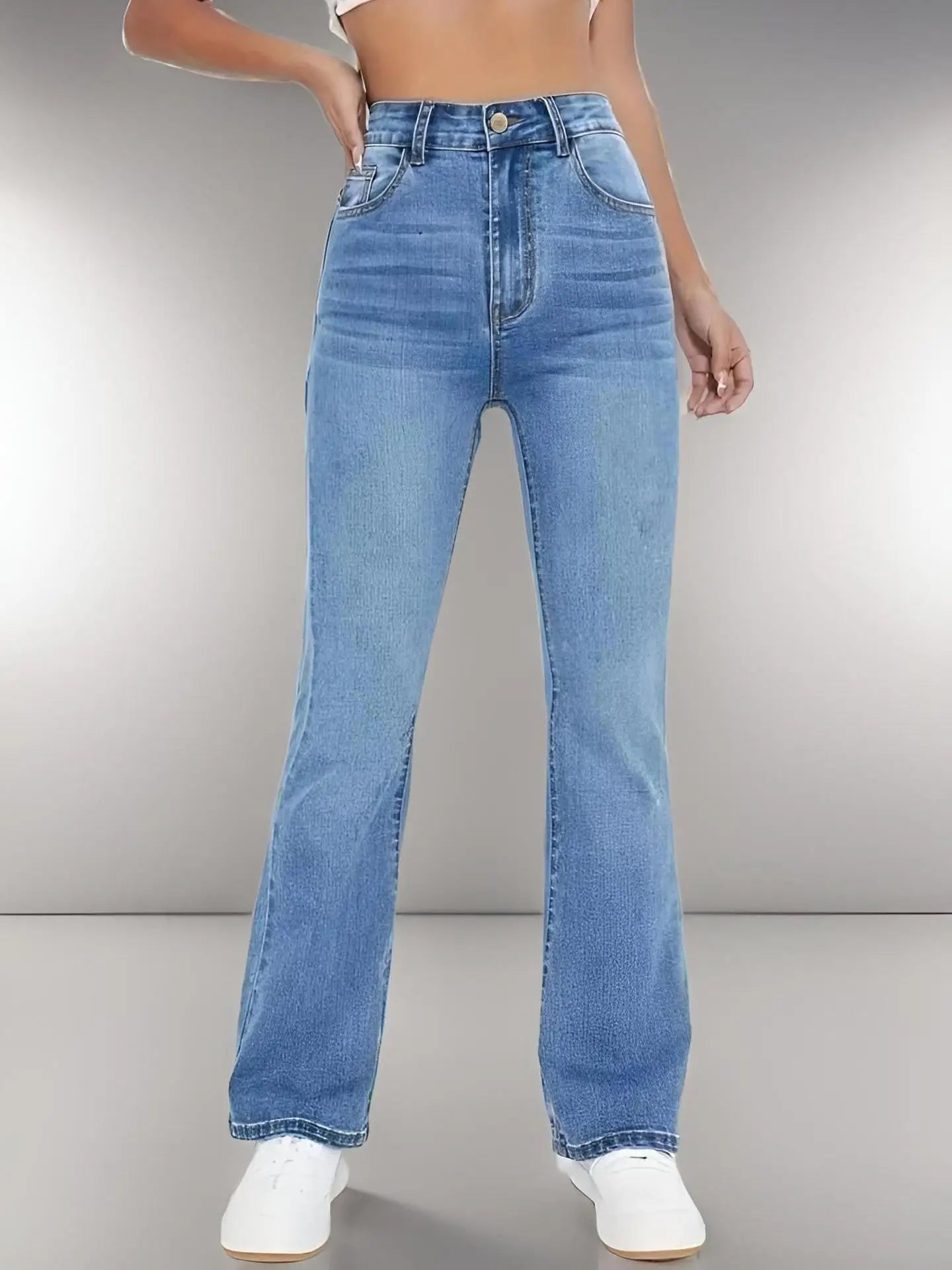 Vue de face du jean femme slim taille haute, denim délavé effet amincissant.