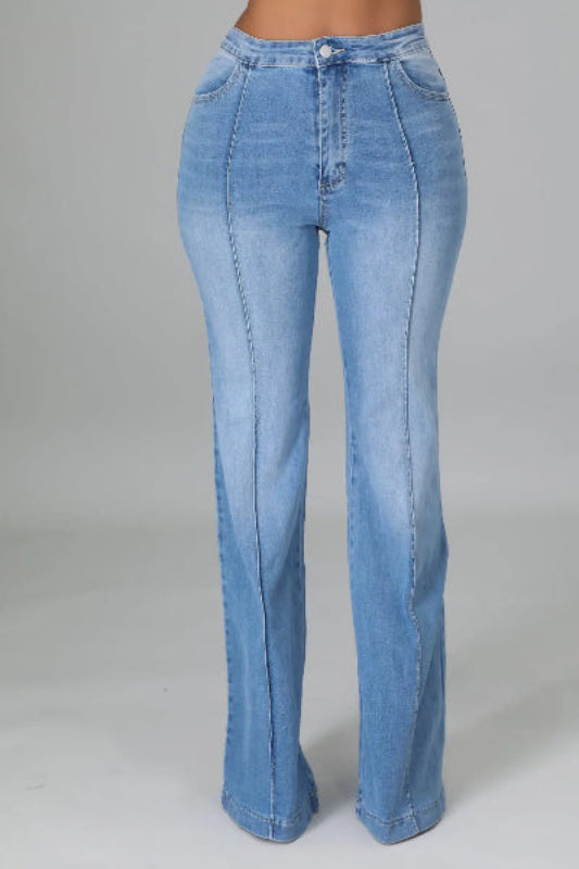Jean flare femme grande taille en denim bleu haute qualité, coupe skinny respirante avec taille haute et fermeture zippée.1