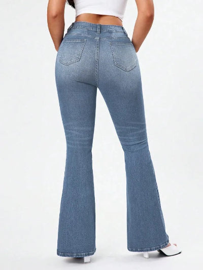 Vue de dos du jean flare femme grande taille, taille haute et silhouette skinny.