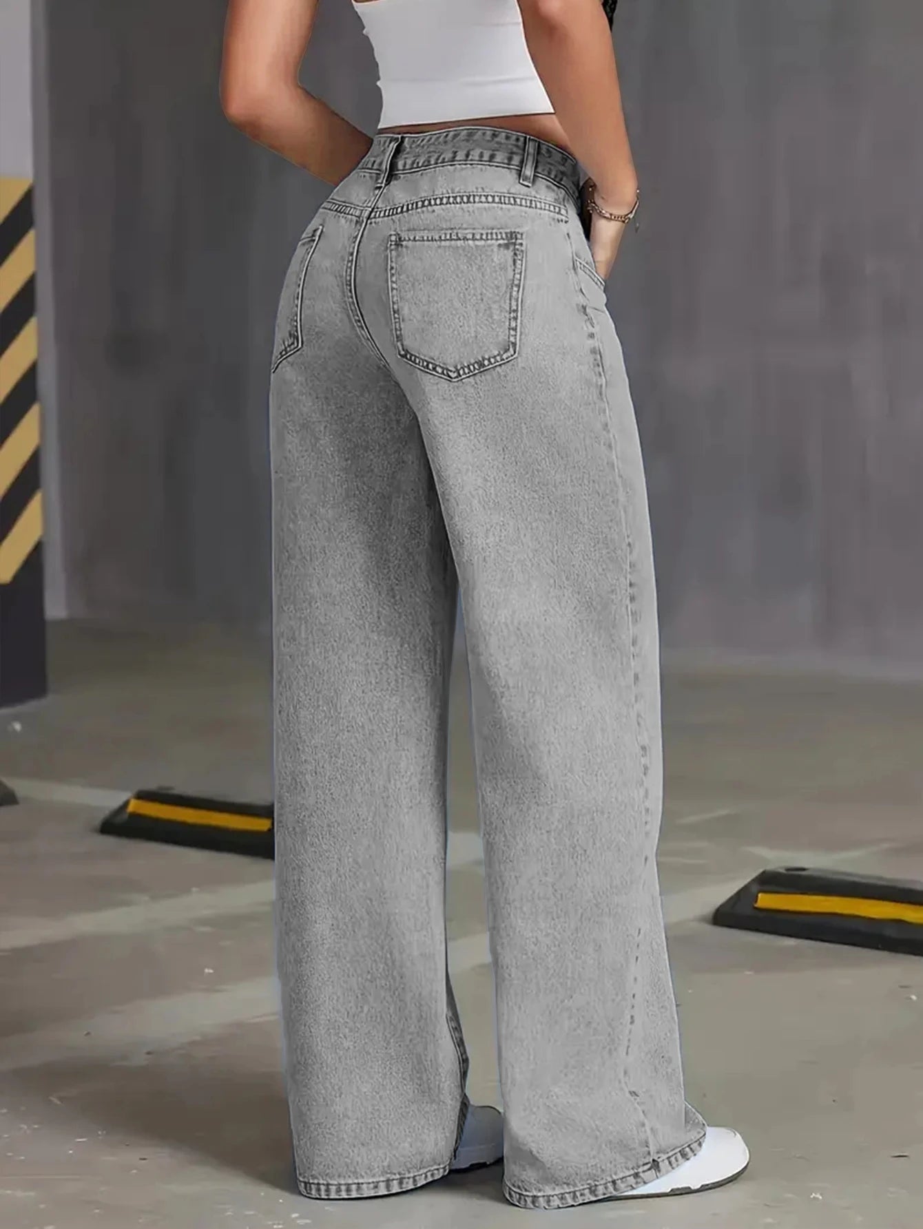 Vue de dos du jean loose femme gris clair, coupe large décontractée.2