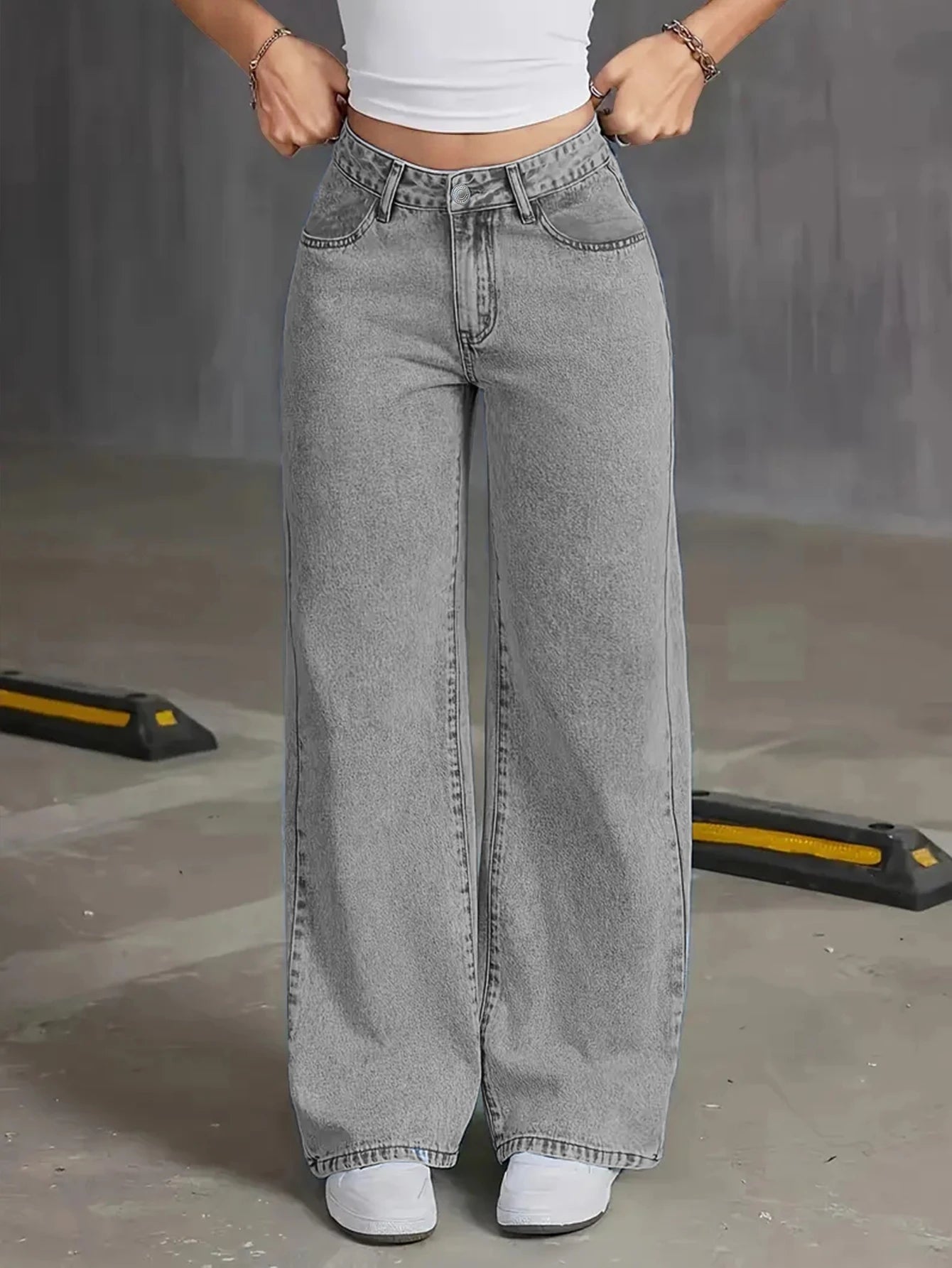 Vue de face du jean large femme gris clair, coupe wide-leg taille haute, style moderne.1