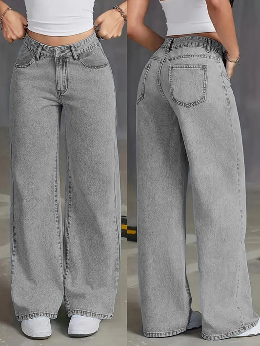 Jean large femme taille haute, jean loose gris clair effet délavé, coupe wide-leg tendance au style casual moderne.