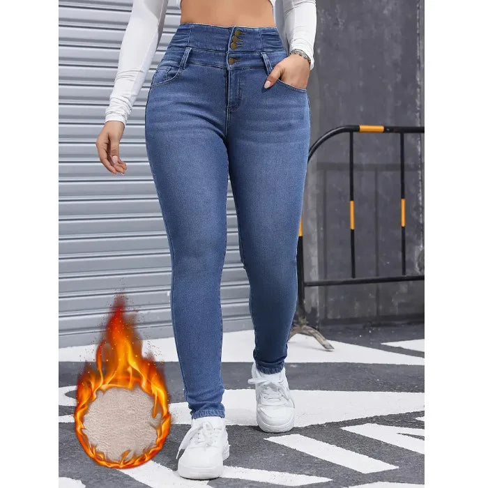 Jean thermique femme porté, coupe slim en denim épais doublé polaire, idéal pour automne et hiver.
