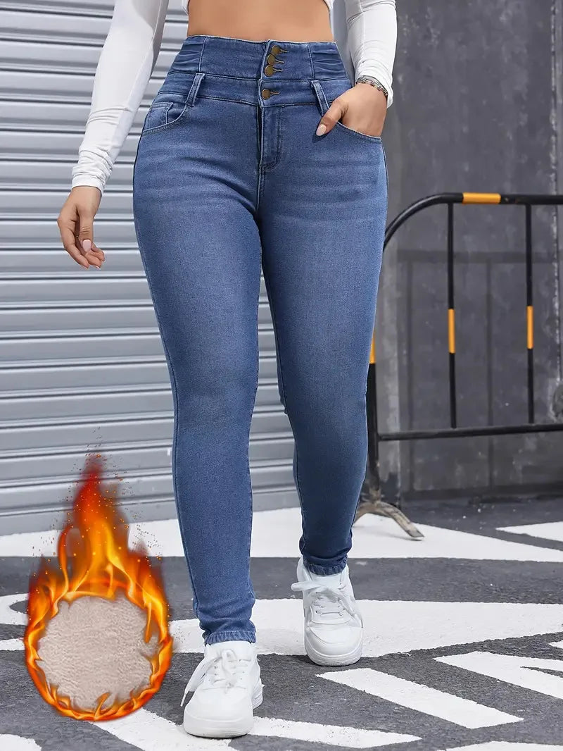 Vue de face du jean thermique femme, denim épais coupe slim et style chaud pour l’hiver.bleu
