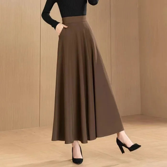 Zoom sur les poches latérales pratiques de la jupe maternité élégante.Marron