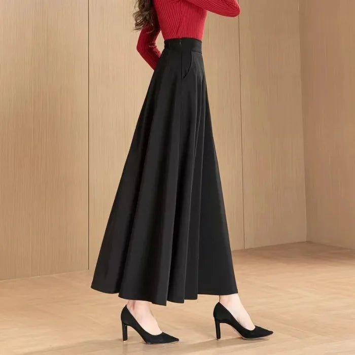 Zoom sur les poches latérales pratiques de la jupe maternité élégante.Noir