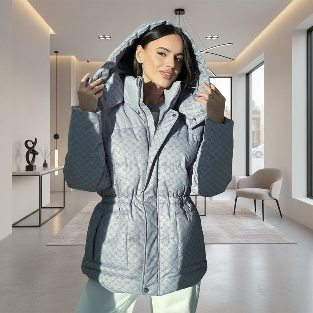 détail du manteau imprimé femme hiver avec col montant et finition soignée.bleu