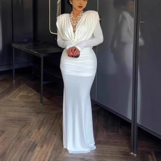 Robe longue élégante pour femme, robe de soirée slim fit avec col V, coupe sirène, taille cintrée et plis raffinés.Blanc