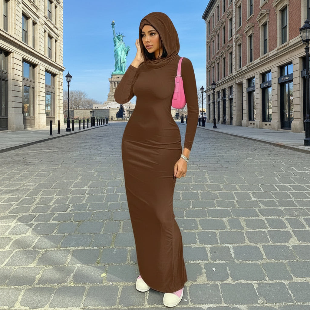 Vue de face de la robe longue femme à capuche, coupe moulante et style streetwear Y2K.Marro