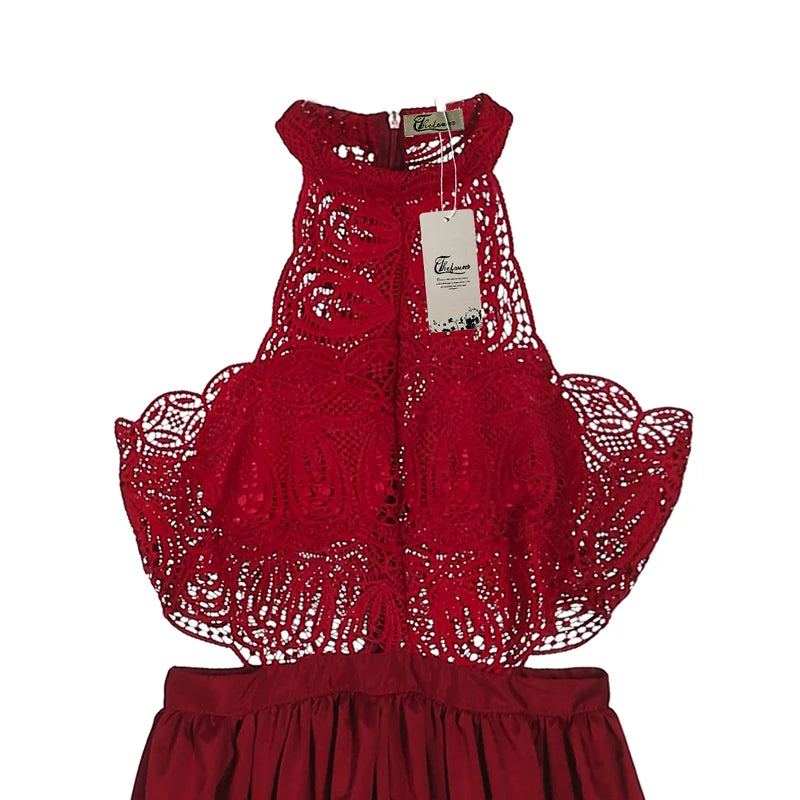 Zoom sur le col halter de la robe maxi en dentelle, style sophistiqué pour soirées.