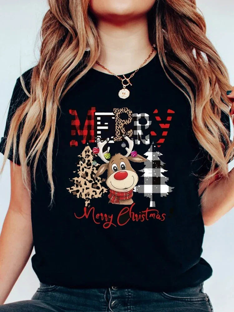 T-shirt de Noël pour femme, imprimé renne et détails léopard, vue de face, look fun et décontracté.