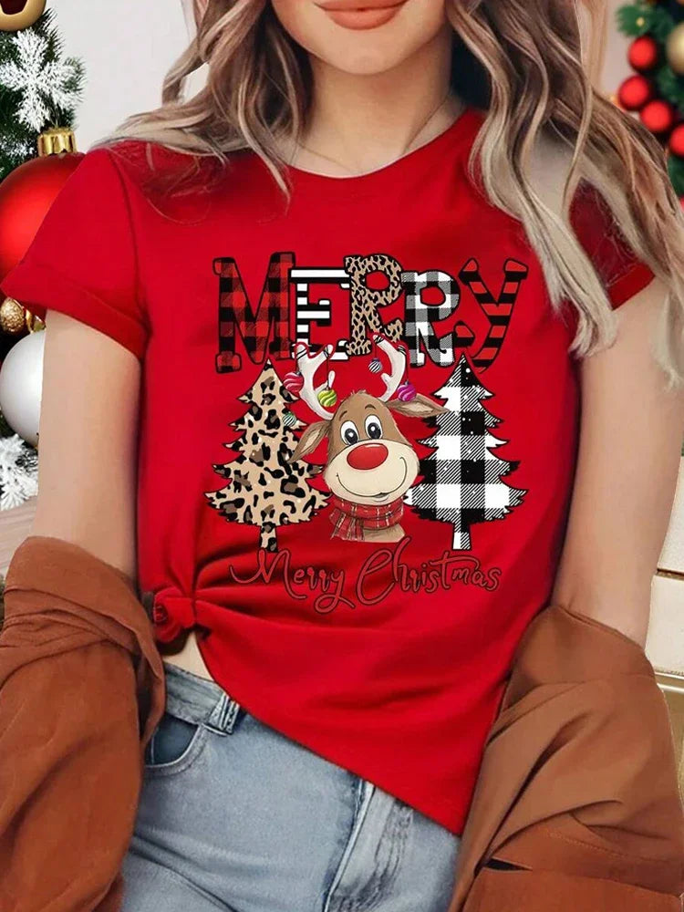 T-shirt Noël femme avec imprimé renne, motifs léopard et arbre de Noël cartoon, style festif casual à manches courtes.