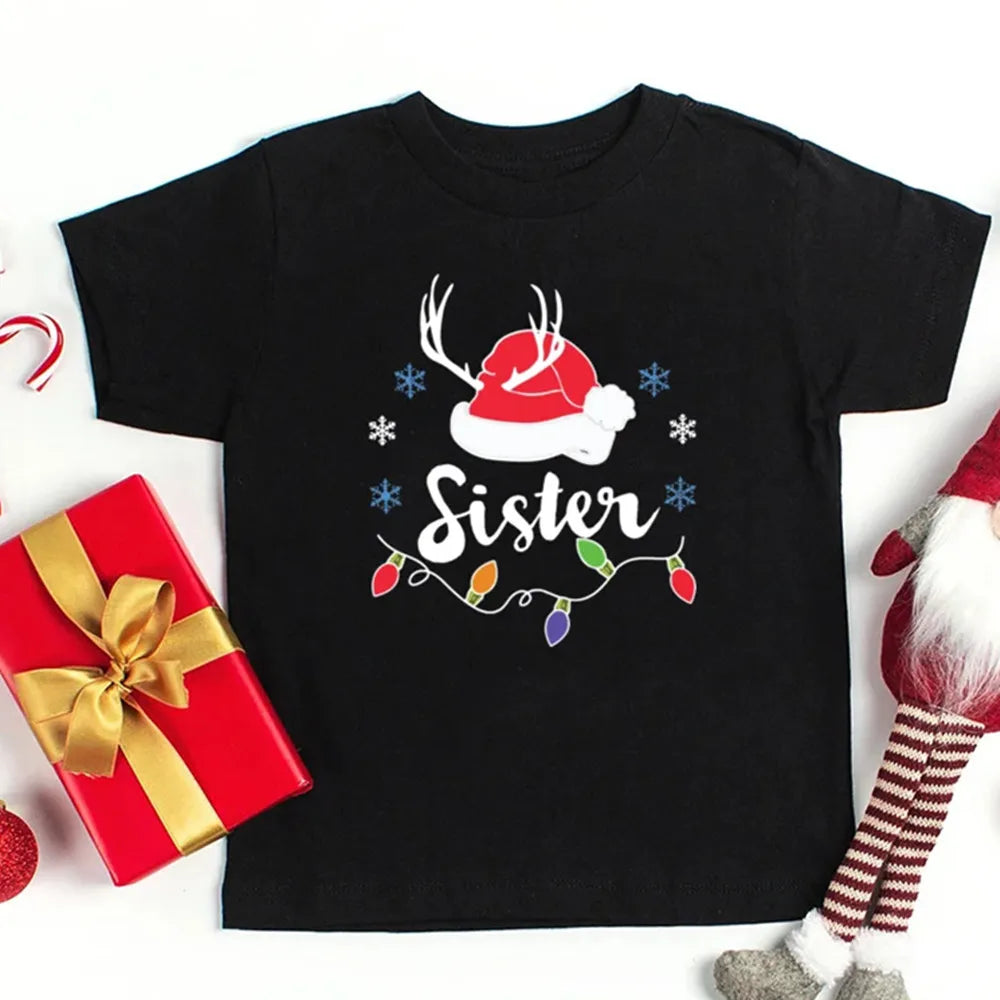 T-shirts de Noël assortis pour enfants, style festif, look familial coordonné.
