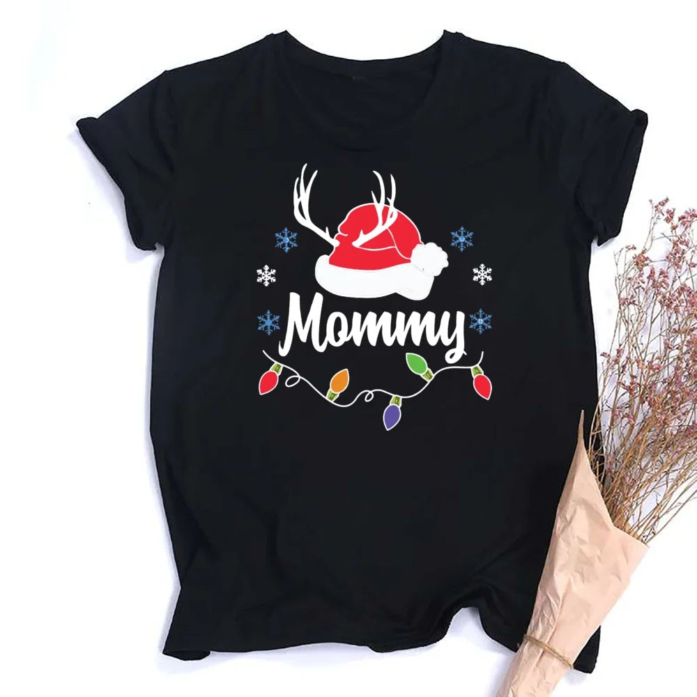 T-shirts de Noël assortis pour maman, design festif coordonné, idéal pour photos familiales.
